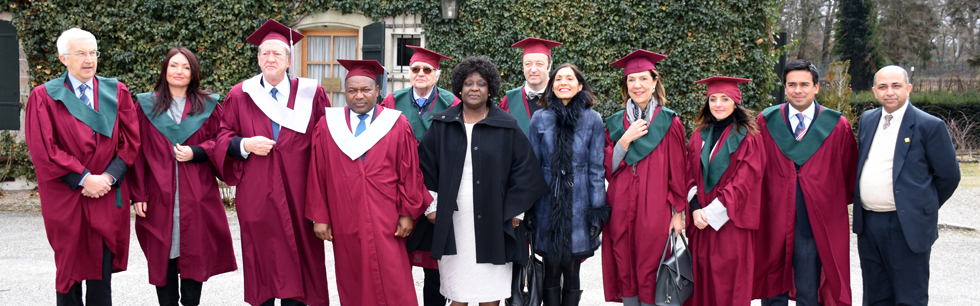 Presidente Filipe Nyusi ladeado pela Primeira-Dama Isaura Nyusi, na foto de família, depois de galardoado Honoris Causa