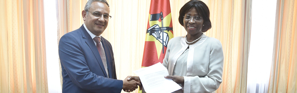 Vice-Ministra Maria Manuela Lucas a receber as cartas credenciais do Representante da FAO-Moçambique, Olman Serrano