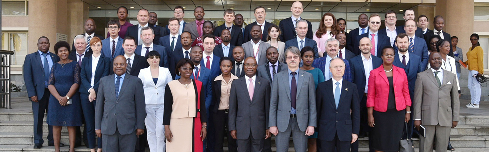 Foto de família da Comissão Mista Moçambique-Rússia, em Maputo