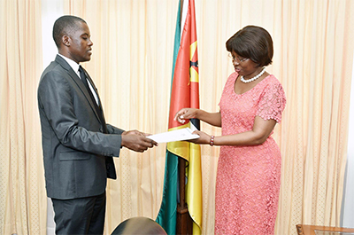 Vice-Ministra  Lucas ao receber as cartas figuradas do Alto-Comissário de Botswana, Bobe Pitso