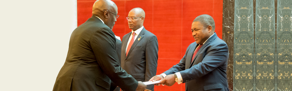 Presidente Filipe Nyusi recebe cartas credenciais do Alto-Comissário de Uganda, Richard Tumusiime Kabonero