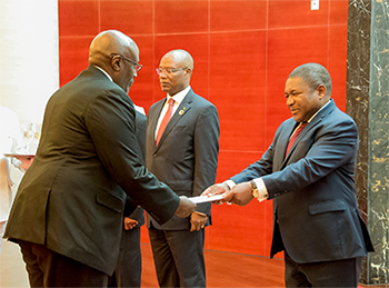 Presidente Filipe Nyusi recebe cartas credenciais do Alto-Comissário de Uganda, Richard Tumusiime Kabonero