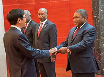 Presidente Filipe Nyusi recebe cartas credenciais do Embaixador do Vietnam, Le Huy Hoang