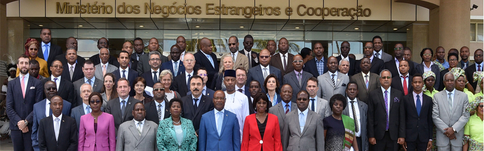 Ministro José Pacheco na foto de família, na cerimónia de lançamento das celabrações do Dia de África