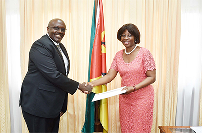 Vice-Ministra Maria Manuela Lucas ao receber as cartas figuradas do Alto-Comissário de Uganda, Richard Tumusiime Kabonero