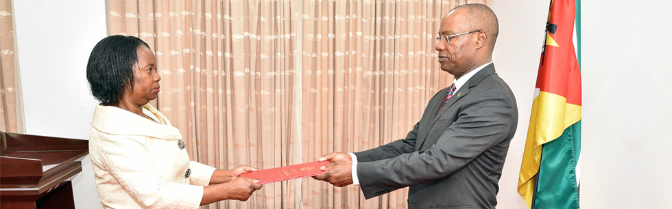 Ministro José Pacheco a conferir posse a Directora da DOIC, Ana Nemba