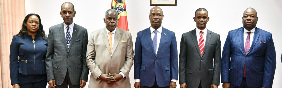 Ministro José Pacheco, ladeado à esquerda pelos directores Manuel Lubisse, Ismael Valgy , Joana Chipande e à direita pelos Directores Manuel Gonçalves e Armando Pedro Muiane