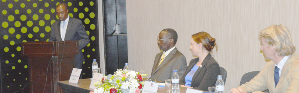 Secretário Permanente José Nhalungo a proceder ao lançamento do Projecto de Acção Piloto sobre o Retorno Voluntário Assistido e Reintegração Sustentável Baseado na Comunidade