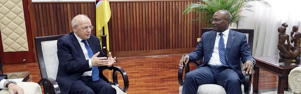 Ministro José Pacheco ao receber o Ministro dos negócios estrangeiros português, José Augusto da Silva