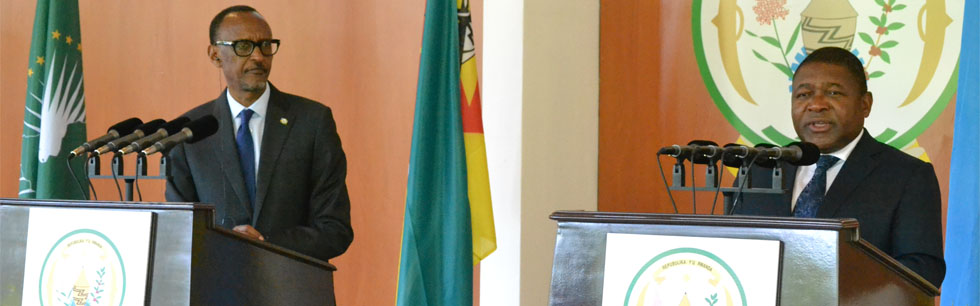 Presidentes Nyusi e Kagame na conferência de imprensa, após as conversações bilaterais, em Ruanda