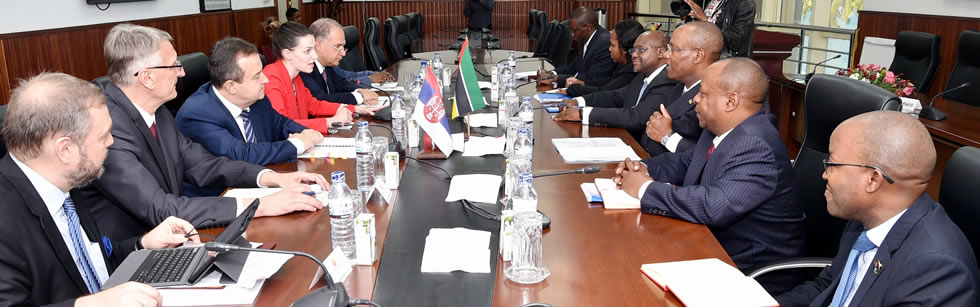 Ministro José Pacheco em conversações oficiais com o Ministro dos Negócios Estrangeiros da Sérvia, Ivica Dačić, em Maputo