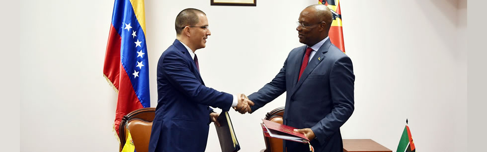 Ministro José Pacheco e o Ministro de Relações Exteriores da Venezuela, Jorge Montserrat, na cerimónia de assinatura de acordos de cooperação em Maputo