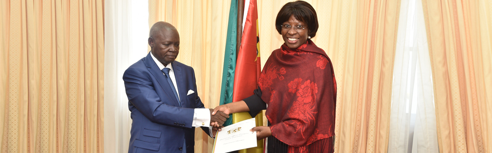 Vice-Ministra Maria Manuela Lucas ao receber as cartas figuradas do Embaixador do Congo em Moçambique
