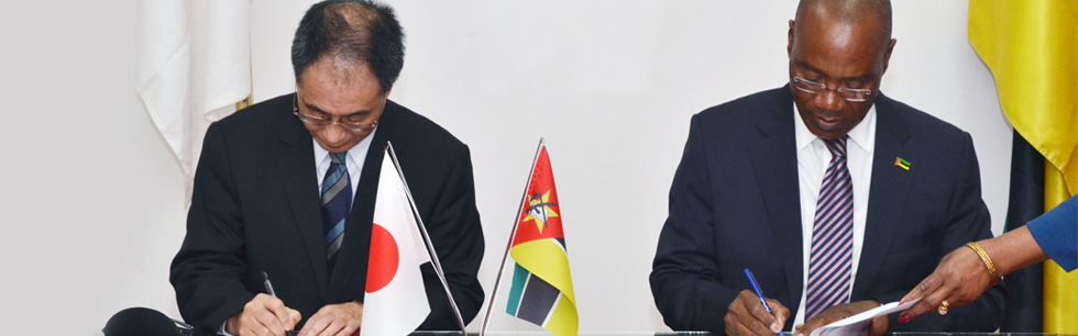 Ministro José Pacheco na assinatura de acordos com o Embaixador do Japão acreditado em Maputo, Toshio Ikeda