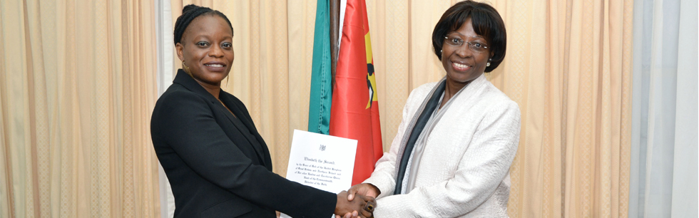 Vice-Ministra Maria Manuela Lucas a receber as cartas figuradas da Alta Comissária do Reino Unido em Moçambique, Nnenne Iwuji-Eme