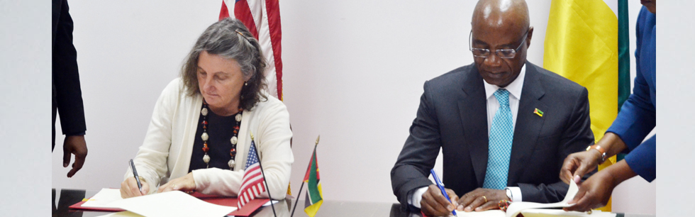 Ministro José Pacheco ao rubricar Emendas de Acordos de Cooperação com a Directora da USAID em Moçambique, Jennifer Adams