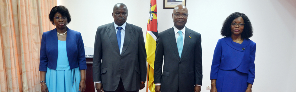 Ministro José Pacheco ladeado à esquerda pela Vice-Ministra Maria Manuela Lucas e o Director dos Recursos Humanos, Damasco Mathe e à direita pela Assessora para área de Economia, Monitoria e Avaliação, Maria Leocadia Mate