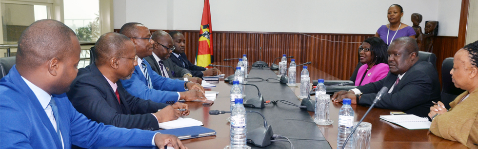 Ministro José Pacheco ao receber o Vice-Presidente do Parlamento Pan-Africano, Fortune Charumbira
