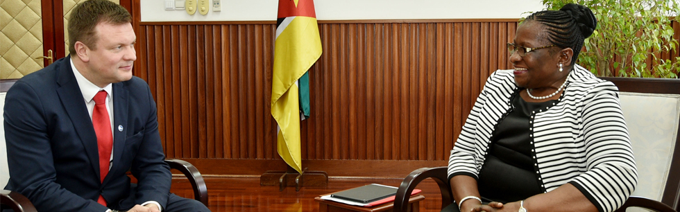 Ministra Verónica Nataniel Macamo Dlhovo e o homólogo da Finlândia, Ville Skinnari