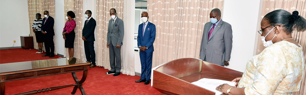 Ministra Veronica Macamo Dlhovo a conferir posse aos directores da DEPI e DAO