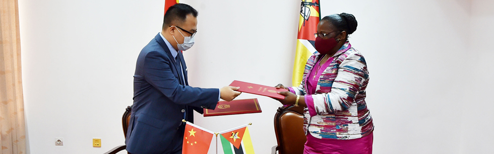 Ministra Verónica Macamo Dhlovo na assinatura do Certificado de entrega e recepção do donativo Com o Encarregado de Negócios da Governo da República Popular da China em Maputo