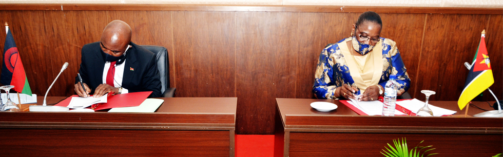 Ministra Verónica Macamo e homólogo de Malawi assinam Minutas acordadas na Comissão Mista bilateral