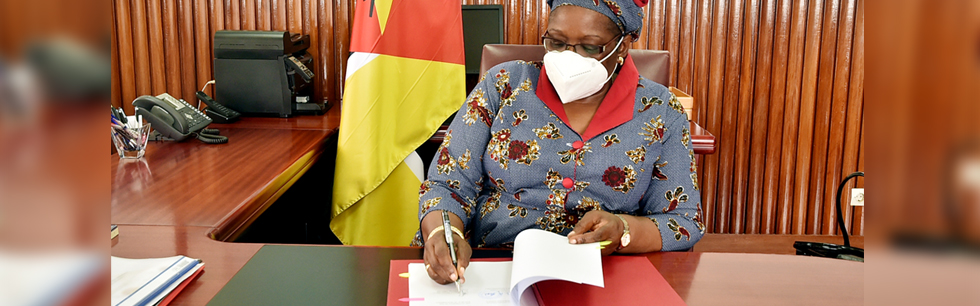 Ministra Verónica Macamo no momento da assinatura do acordo