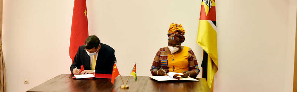 A Ministra Verónica Macamo e o Embaixador da República Popular da China em Moçambique, Wang Hejun na assinatura dos acordos de cooperação