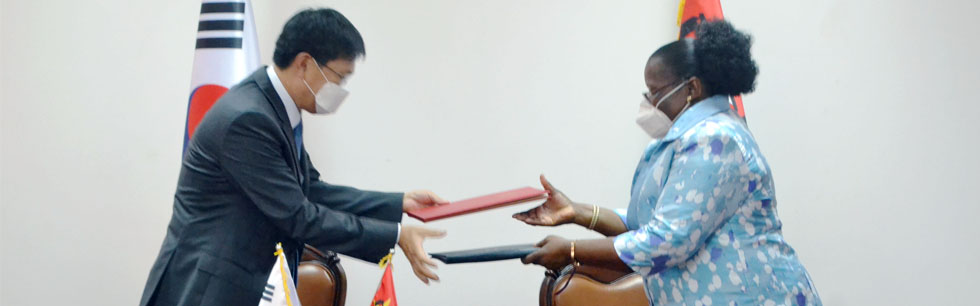 Ministra Verónica Macamo na cerimónia de assinatura do acordo com o Embaixador da Coreia em Moçambique