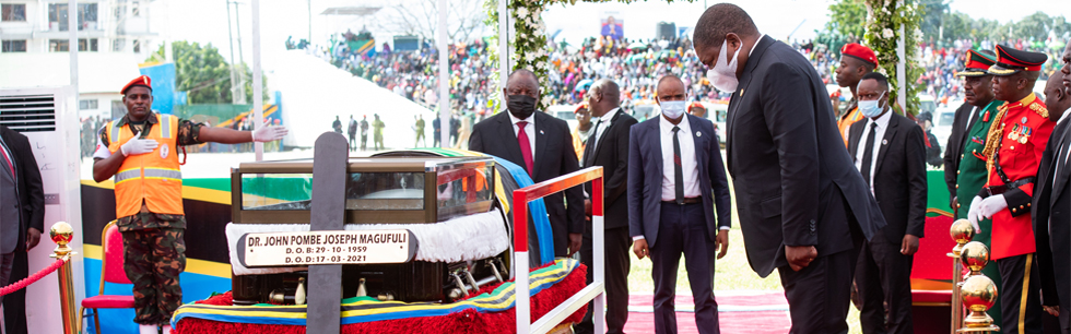Presidente Filipe Nyusi ao prestar a última homenagem ao Presidente John Magufuli, em Tanzania