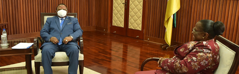 Na imagem, a Ministra Verónica Macamo em conversa com o Ministro dos Negócios Estrangeiros e Comércio Internacional do Zimbabwe, Frederick Shava