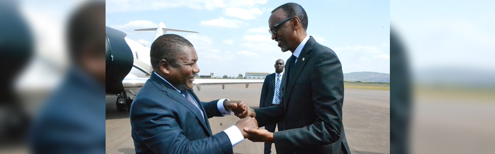 A imagem ilustra o momento em que o Presidente Filipe Nyusi é recebido pelo Presidente Paul Kagame, ao chegar em Ruanda