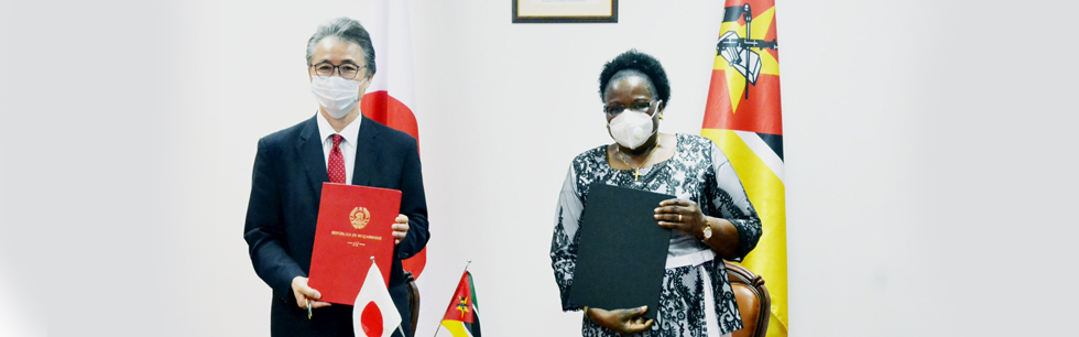Ministra Verónica Macamo e o Embaixador do Japão em Moçambique na cerimónia de assinatura da Troca de Notas sobre Suspensão do Serviço da Dívida Pública