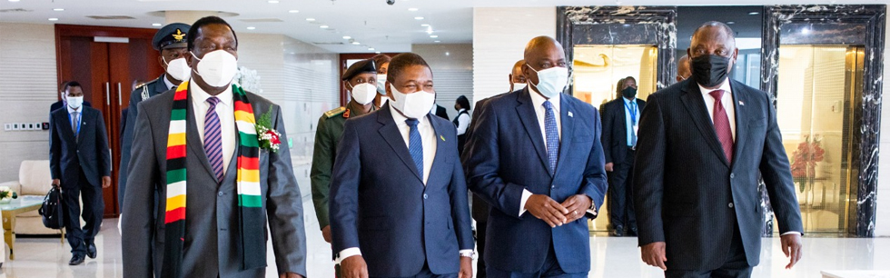 Presidente Nyusi ladeado pelos seus homólogos Emerson Mnangagwa à esquerda, e Mokgweetsi Masisi e Cyril Ramaphosa, respectivamente, à direita