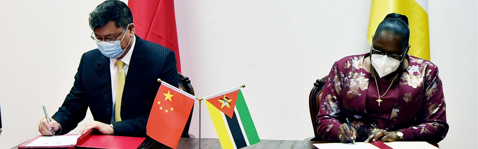 Ministra Verónica Macamo e o Embaixador da República Popular da China em Moçambique, Wang Hejun, ao assinar o Certificado de Entrega do donativo de produtos alimentares e suprimentos de prevenção e combate à COVID-19