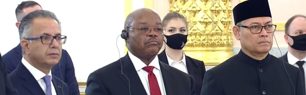 Na imagem, vê-se o Embaixador Katupha no centro, na cerimónia de apresentação de Cartas Credenciais ao Presidente Russo, Vladimir Putin