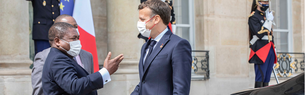 Presidente Filipe Filipe Nyusi em conversa com o Presidente francês, Emmanuel Macron, no encontro realizado no quadro visita que efectuou a França