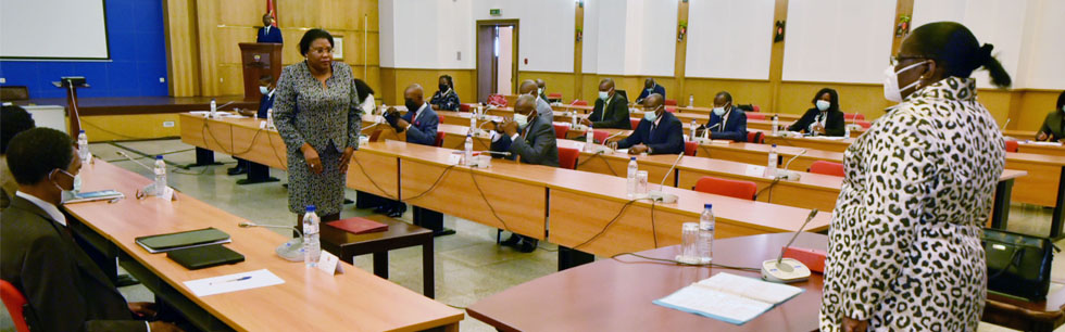 Ministra Verónica Macamo ao conferir posse a Directora Adjunta da DEPI, Fernanda Lichale