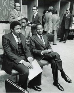 Antigo Vice-Ministro dos Negócios Estrangeiros, José Carlos Lobo, à esquerda, ladeado pelo antigo Presidente Joaquim Chissano