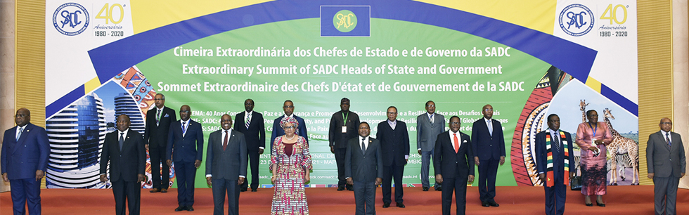 Presidente Nyusi na foto de família da Cimeira Extraordinária da SADC em Maputo