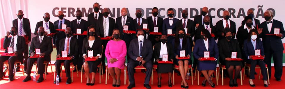 Foto família das entidades galardoadas e representantes na Praça dos Heróis Moçambicanos