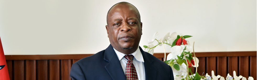 Porta-voz do Ministério dos Negócios Estrangeiros e Cooperação, António Macheve, a conceder a conferência de imprensa