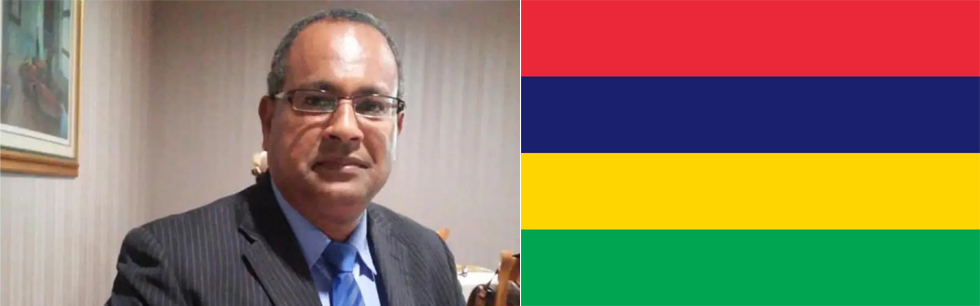 À esquerda, o Embaixador das Maurícias acreditado em Moçambique, Jean Pierre Jhumun, e à direita a bandeira das Maurícias