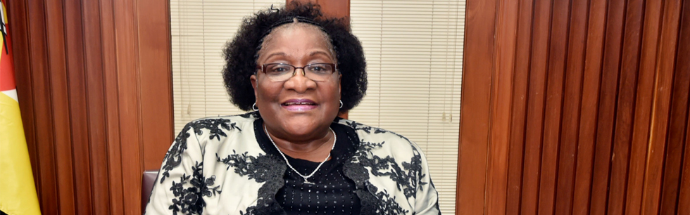 Ministra Verónica Macamo a proceder a abertura da reunião virtual sobre a Prevenção e o Combate às Uniões Prematuras