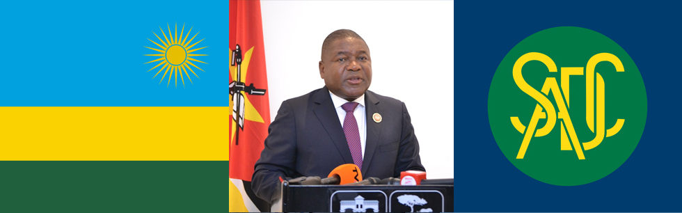 No centro, o Presidente Filipe Nyusi, à esquerda a bandeira do Ruanda e à direita a bandeira da SADC