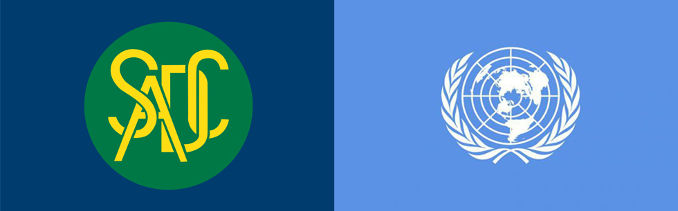 À esquerda a bandeira da SADC, à direita a bandeira das Nações Unidas
