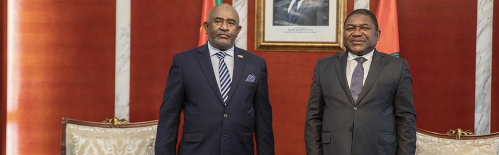 À direita, o Presidente Filipe Nyusi e à esquerda, o Presidente das Comores, Azali Assoumani