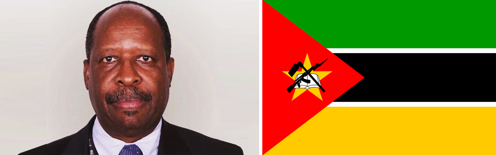 À esquerda o novo Embeixador Itinerante de Moçambique, Leonardo Simão e à direita a bandeira de Moçambique.