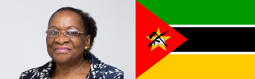 À esquerda a Ministra Verónica Macamo, à direita a bandeira de Moçambique