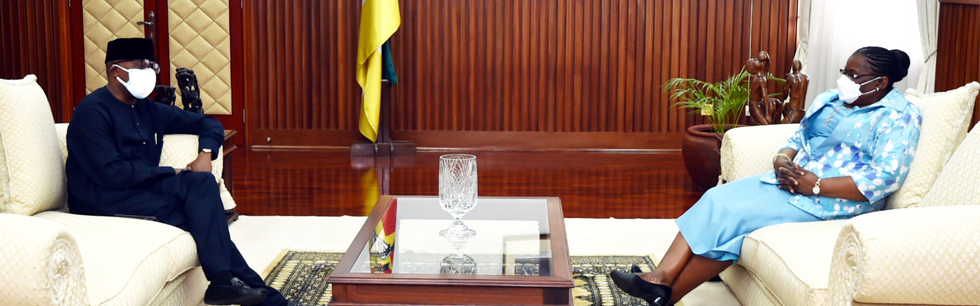 Ministra Verónica Macamo na audiência com o Embaixador Bankole Adeoye, Comissário para os Assuntos Políticos, Paz e Segurança da União Africana